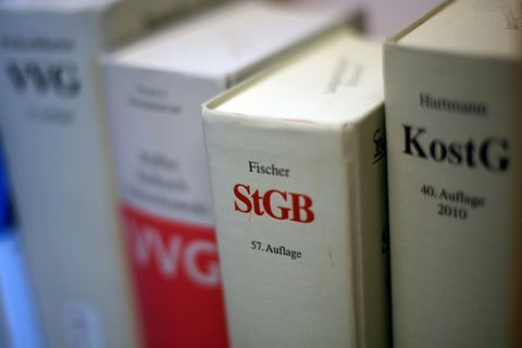 Gesetzestexte in einem Gericht