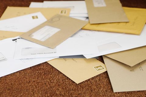 Ein Stapel Briefe – Verbraucherzentrale warnt vor oranger Karte