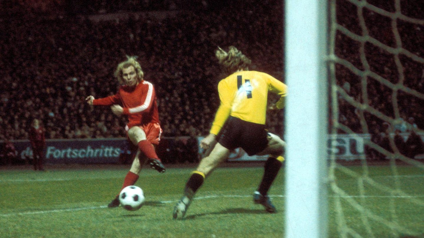 Bayern München – Dynamo Dresden (Europapokal der Landesmeister, 1973/74) Uli Hoeneß (FC Bayern) trifft gegen Dynamo Dresden