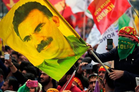 Ein Jugendlicher schwingt eine Fahne mit dem Bild des inhaftierten PKK-Anführers Öcalan. (Archivfoto)
