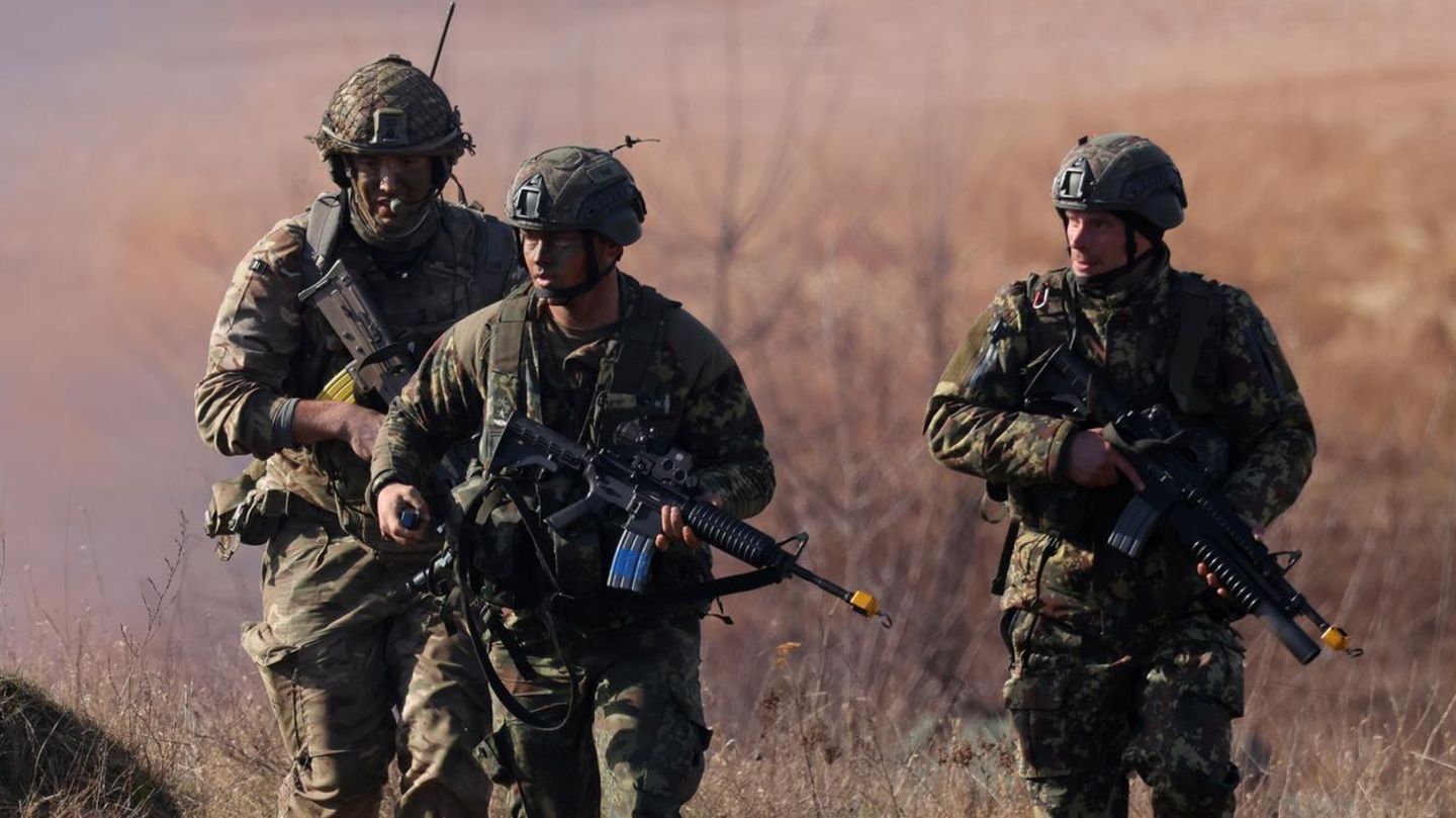 US Army wants to identify transgender soldiers and throw out