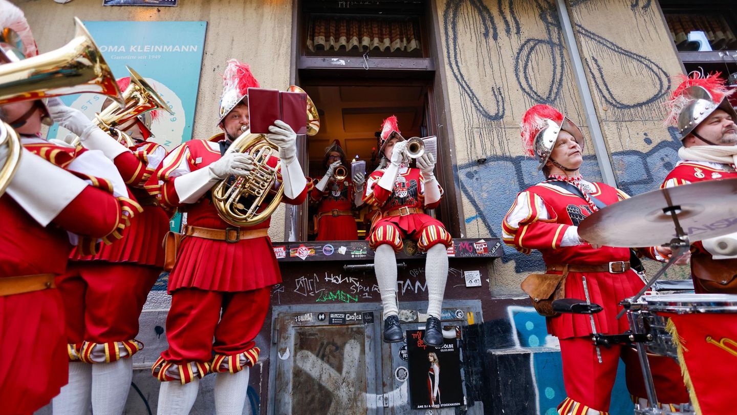 Köln, Deutschland: Musiker der Kölner Ratsbläser spielen um 11.11 Uhr auf der Zülpicher Straße. Am Donnerstag hat mit der Weiberfastnacht die Karnevalssession 2025 begonnen