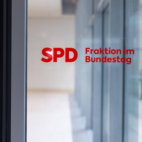 Der Schriftzug "SPD Fraktion im Bundestag" klebt auf einer Glasscheibe