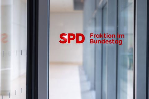Der Schriftzug "SPD Fraktion im Bundestag" klebt auf einer Glasscheibe