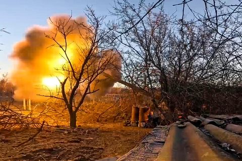Eine russische Haubitze beschießt Stellungen der Ukraine