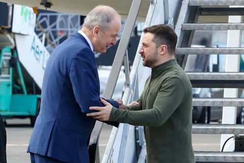 Martin begrüßt Selsnykj am Flughafen Shannon bei Limerick