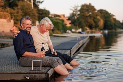 Zwei Männer trinken Bier auf dem Steg und schnacken über die Rente mit 63