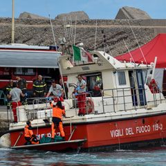 Taucher bringen nach dem Untergang der "Bayesian" eine Leiche an Land