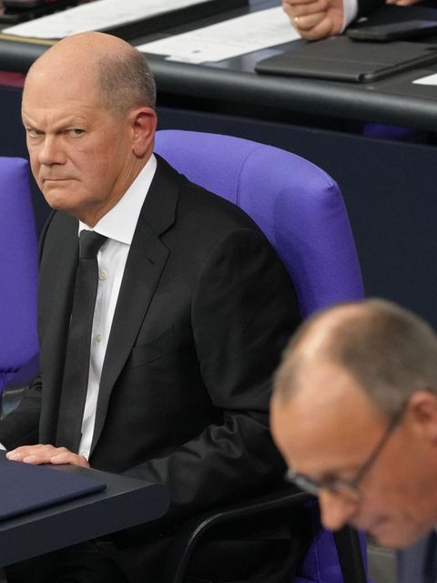 Olaf Scholz blickt finster zu Friedrich Merz
