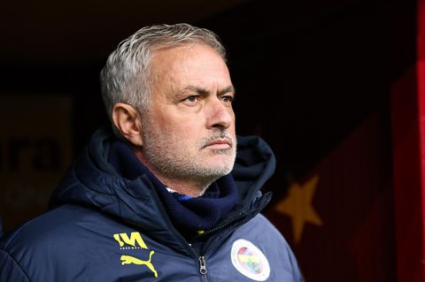 José Mourinho, Trainer von Fenerbahce Istanbul, beim Spiel gegen den Rivalen Galatasaray