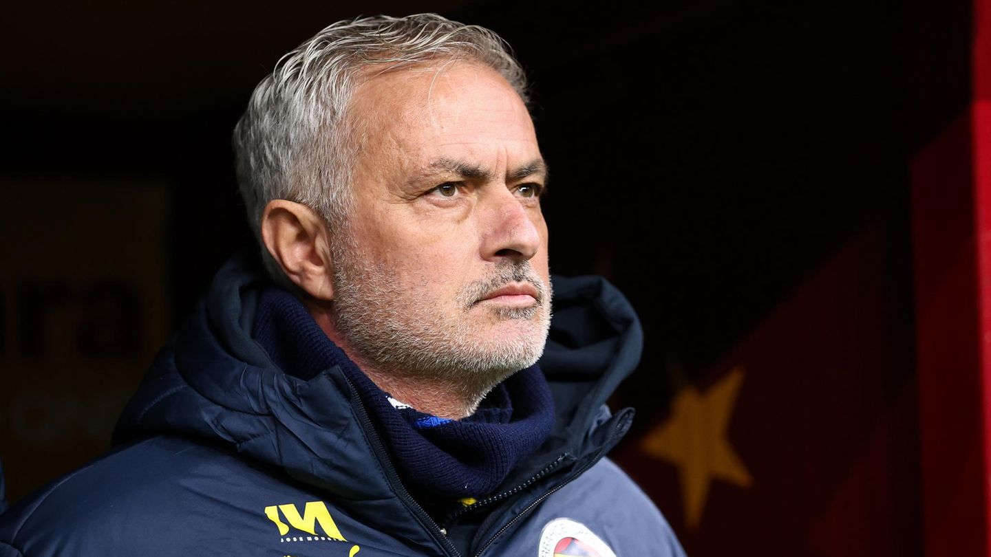 José Mourinho, Trainer von Fenerbahce Istanbul, beim Spiel gegen den Rivalen Galatasaray