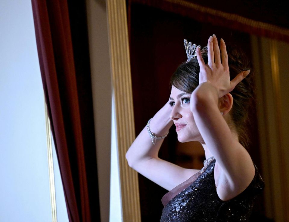 Leni Klum mit Krone beim Opernball