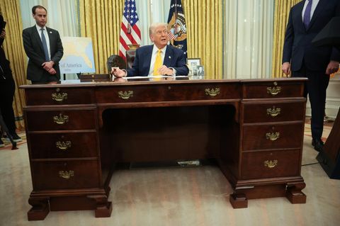Donald Trump am Schreibtisch im Oval Office