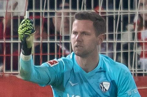 Bochum-Torwart Patrick Drewes zeigt das Feuerzeug, das ihn im Union-Stadion am Kopf getroffen hat