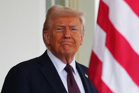 Der britische Premierminister ist zu Besuch im Weißen Haus, wo Trump davon spricht keine Zweifel an Putins Glaubwürdigkeit zu haben und Selenskyj nicht "Diktator" genannt zu haben.