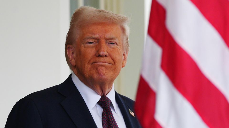 Ukraine-Verhandlungen: Trump rudert zurück bei Selenskyj "Diktator"-Aussage Der britische Premierminister ist zu Besuch im Weißen Haus, wo Trump davon spricht keine Zweifel an Putins Glaubwürdigkeit zu haben und Selenskyj nicht "Diktator" genannt zu haben.