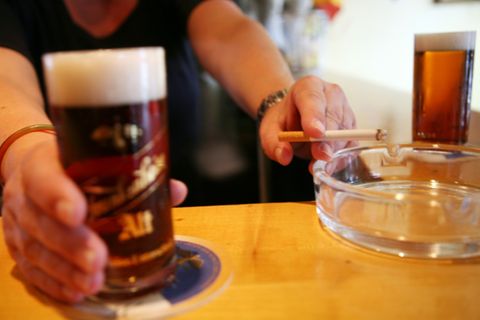 Mann mit Zigarette und Bier