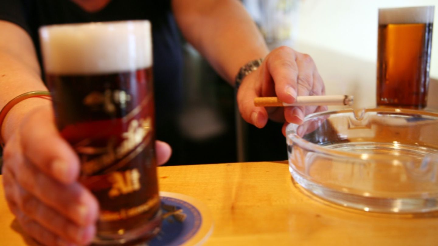 Mann mit Zigarette und Bier