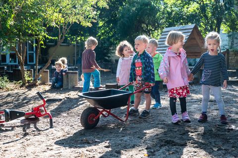Kita-Petion: Kinder spielen draußen