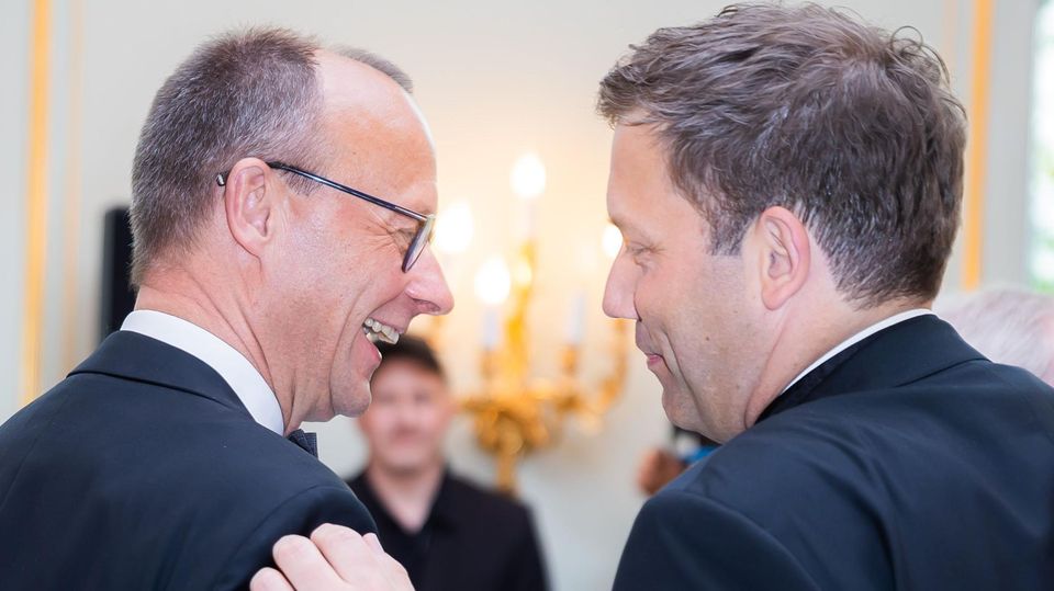 Minister-Poker von Union und SPD: Wer bekommt welche Position in der Regierung? Nach der Bundestagswahl plant die CDU eine Regierungsbildung mit der SPD und führt bereits Gespräche dazu. Kandidaten für Ministerposten kursieren auch schon.