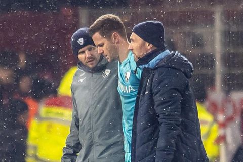 Torwart Bochums Patrick Drewes war im vergangenen Dezember von einem Feuerzeug am Kopf getroffen worden (m.)