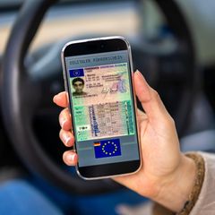 Die Bildmontagez zeigt die geplantee App für den digitalen Führerschein