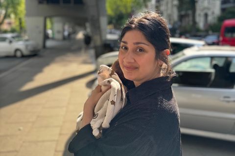 Anahita G. hält ihre Tochter auf dem Arm.