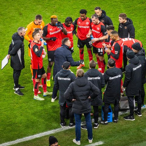 Xabi Alonso und die Leverkusener Fußballprofis im Teamkreis