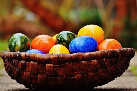 Ausgerechnet vor dem Osterfest sind die dafür wichtigen Eier knapp. Immer mehr Supermarktregale werden leer bleiben. Für Hamsterkäufe gebe es aber laut Experten keinen Grund.