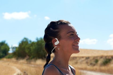 Eine Frau trägt JBL Soundgear Sense, die gerade bei Stiftung Warentest gewannen