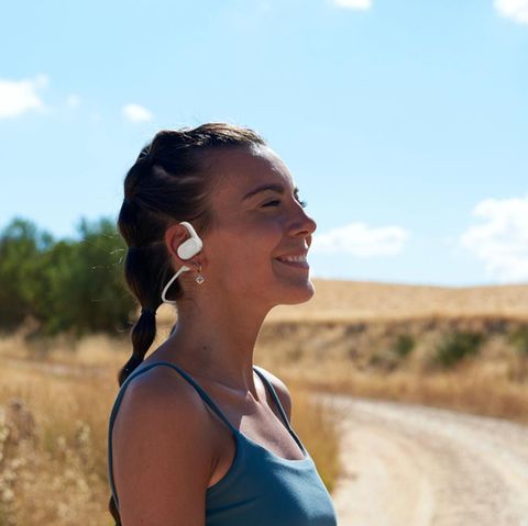 Eine Frau trägt JBL Soundgear Sense, die gerade bei Stiftung Warentest gewannen