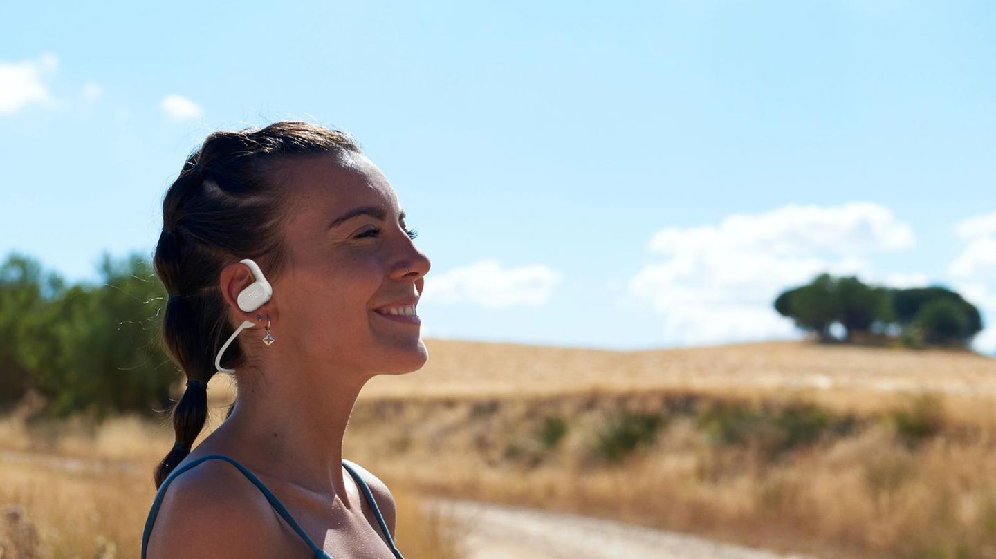Eine Frau trägt JBL Soundgear Sense, die gerade bei Stiftung Warentest gewannen