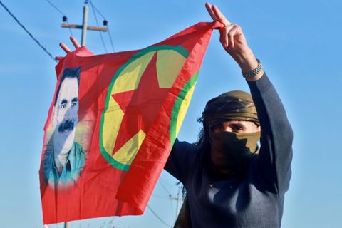 Kurdin im Irak mit Öcalan-Flagge