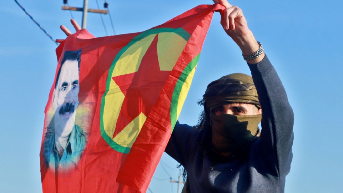 Kurdin im Irak mit Öcalan-Flagge