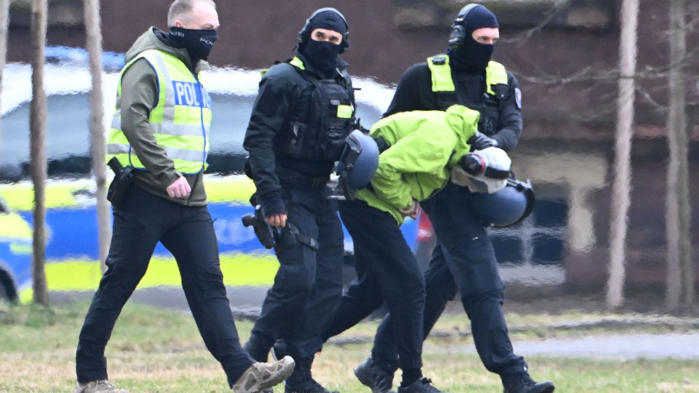 Polizeibeamte führen den mutmaßlichen Angreifer vom Holocaust-Mahnmal in Berlin ab