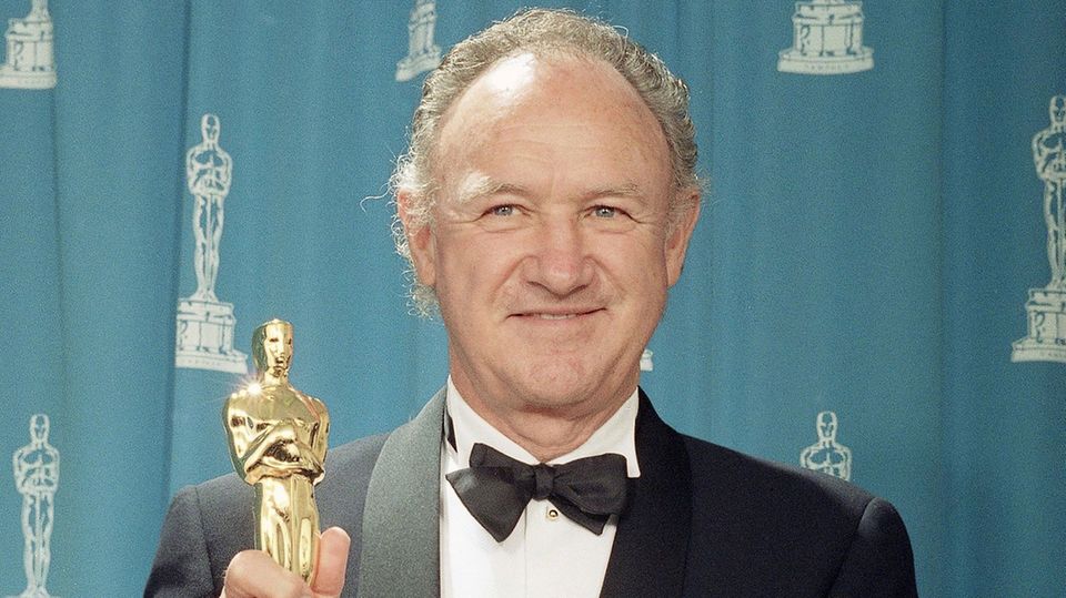 Gene Hackman, seine Frau Betsy Arakawa und ihr toter Hund wurden in ihrem Haus in Santa Fe aufgefunden. Was bis jetzt zu den Todesumständen bekannt ist, sehen Sie im Video.