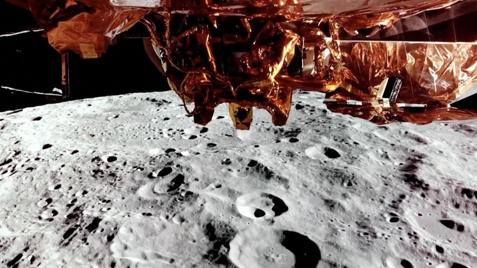 In wenigen Tagen soll "Blue Ghost" auf dem Mond landen. Bis dahin macht die Raumsonde beeindruckende Nahaufnahmen aus lediglich einigen Kilometern Entfernung.
