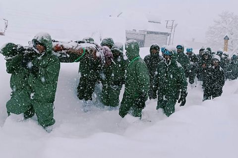 Rettungskräfte bergen Vermisste an der Unglücksstelle im nordindischen Himalaya