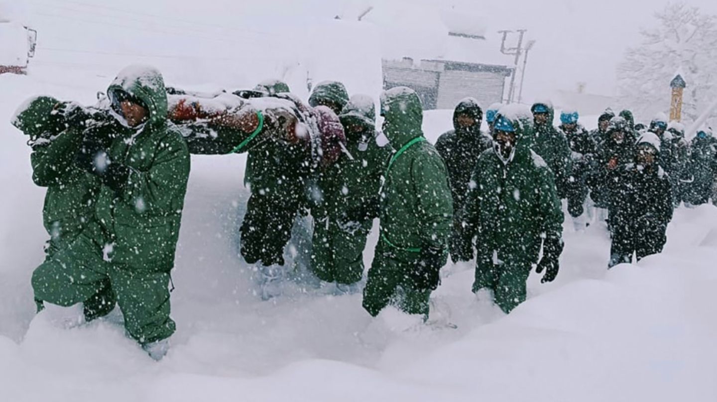 Rettungskräfte bergen Vermisste an der Unglücksstelle im nordindischen Himalaya