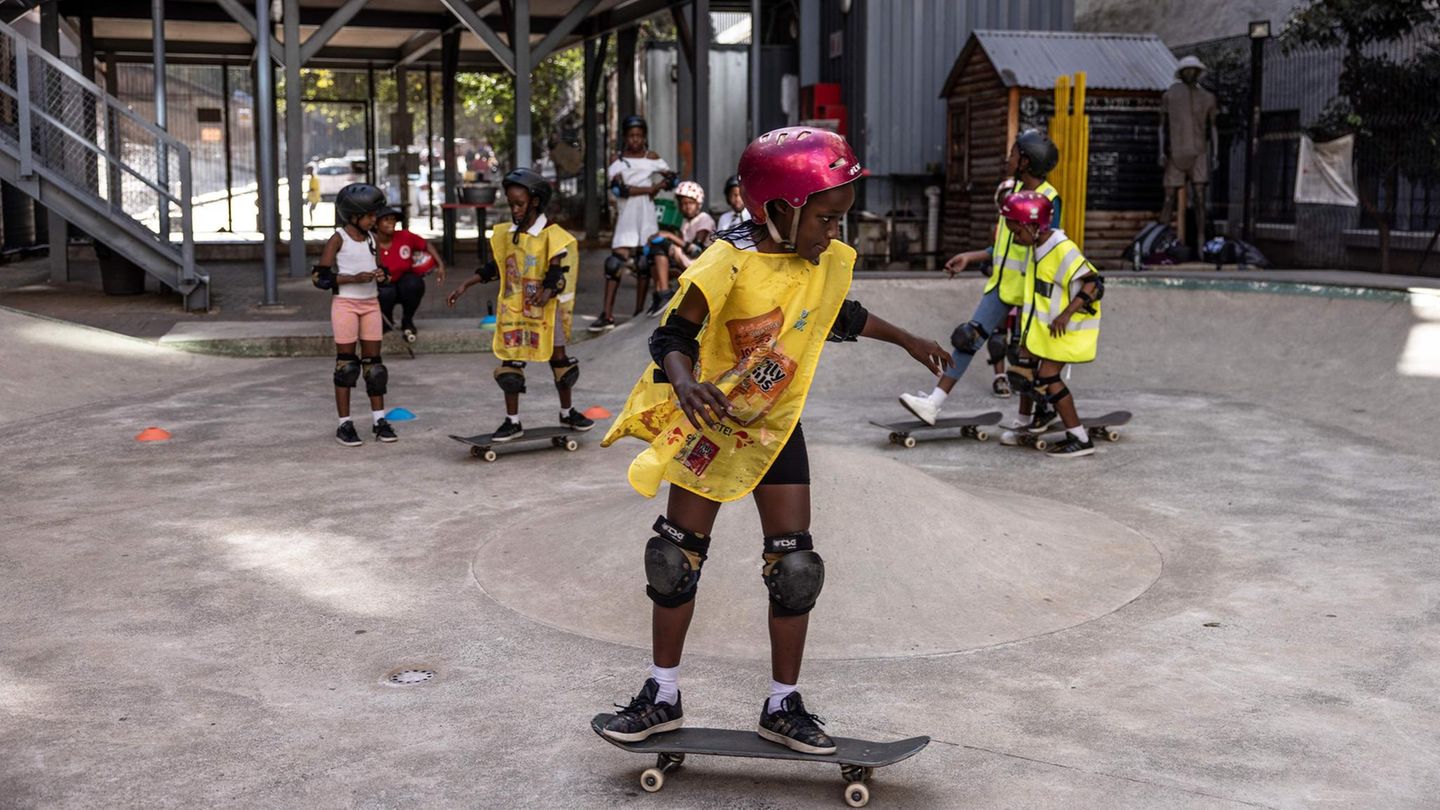 Johannesburg, Südafrika. Willkommen in Skateistan: Die NGO bringt Jungen und Mädchen das Skaten bei, die sonst wohl nie eine Gelegenheit dazu gehabt hätten. Besonders Mädchen sollen damit Zugang zu Bildung und Sport ermöglicht werden. Hier ist eine Skaterschule in Südafrika zu sehen
