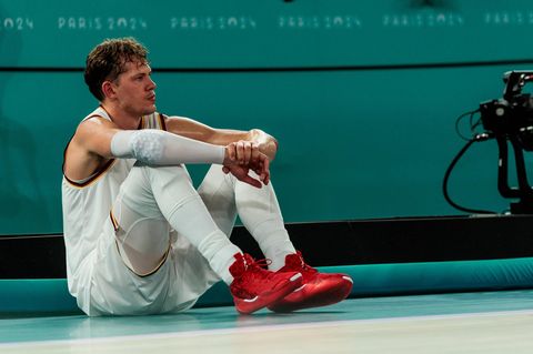 Moritz Wagner sitzt nach dem verlorenen Halbfinale bei Olympia in Paris auf dem Boden
