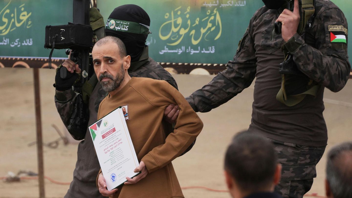 Eli Sharabi wird von zwei Hamas-Terroristen eskortiert