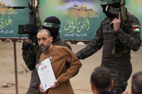 Eli Sharabi wird von zwei Hamas-Terroristen eskortiert