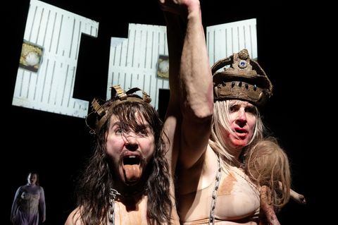 Jens Harzer und Melina Galic in "Ubu"