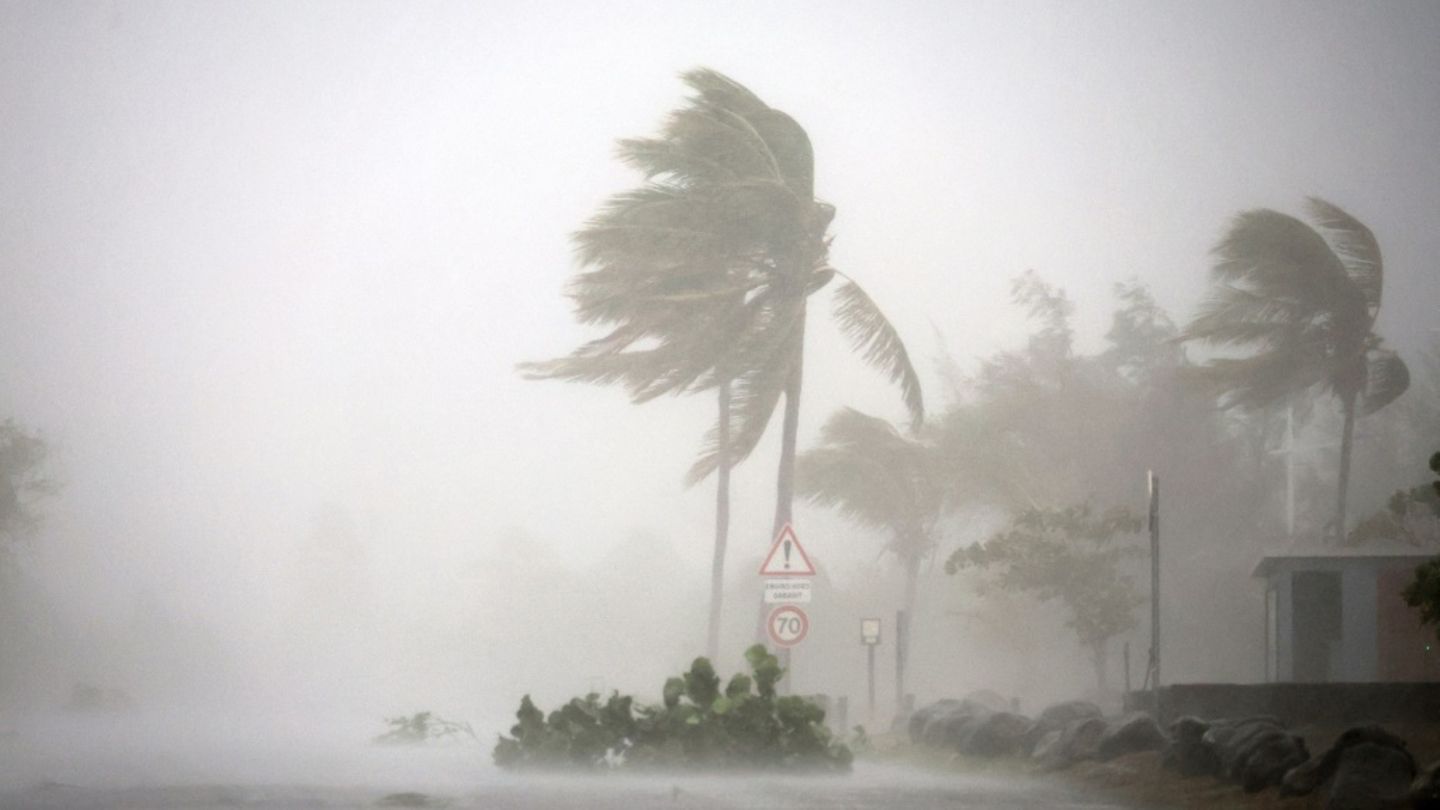 Sturmgepeitschte Straße auf La Réunion