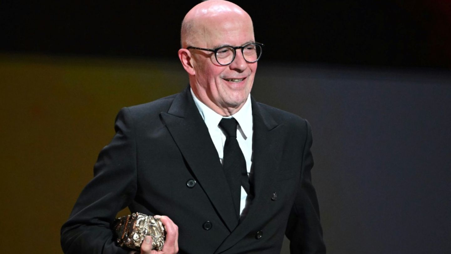 Jacques Audiard mit seinem Filmpreis César in Paris