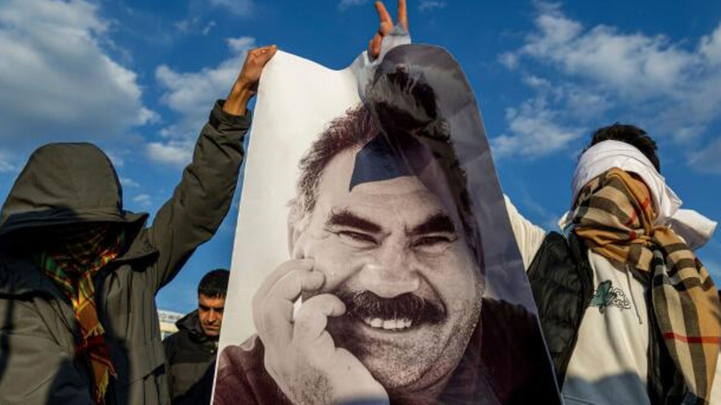 Jugendliche in der Stadt Diyarbakir halten ein Plakat des inhaftierten des PKK-Chefs Öcalan