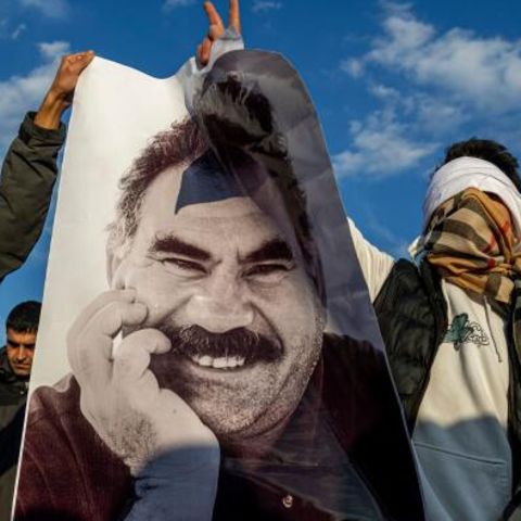 Jugendliche in der Stadt Diyarbakir halten ein Plakat des inhaftierten des PKK-Chefs Öcalan  Jugendliche in der Stadt Diyarbakir halten ein Plakat des inhaftierten des PKK-Chefs Öcalan