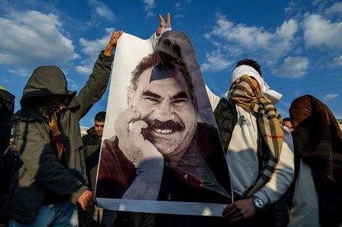Jugendliche in der Stadt Diyarbakir halten ein Plakat des inhaftierten des PKK-Chefs Öcalan