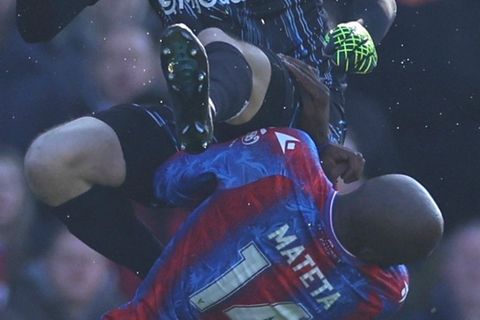 FA-Cup – Der Millwall-Keeper Liam Roberts foult Jean-Philippe Mateta in Kung-Fu-Manier